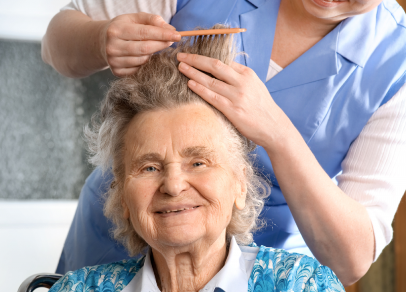 Friseurin beim Haareschneiden