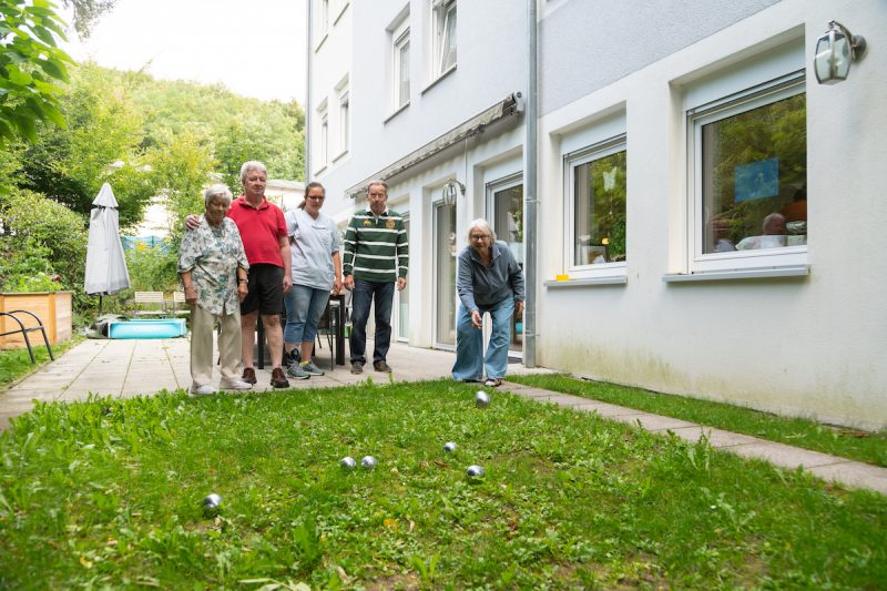 Unterhaltung und Bewegung in der Demenz-WG